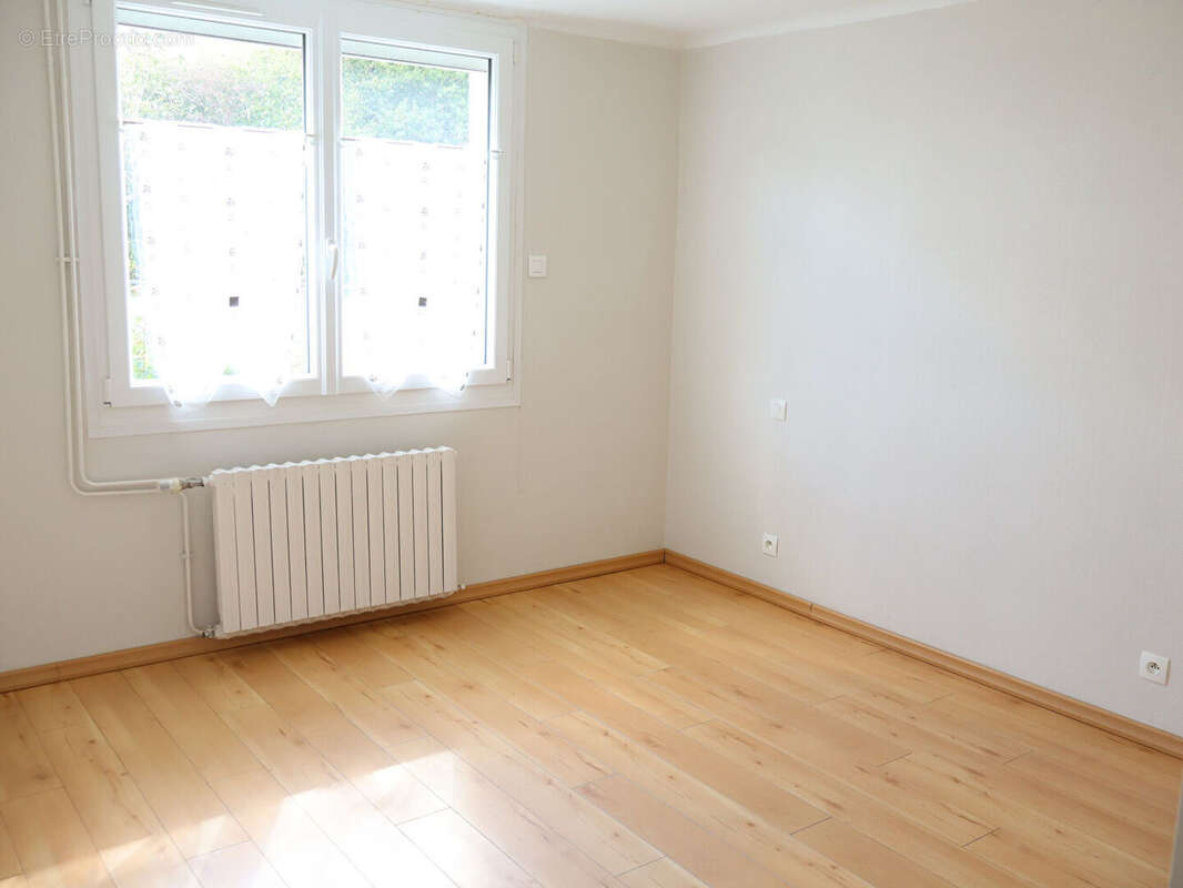 Maison à SAINT-GEORGES-DE-ROUELLEY