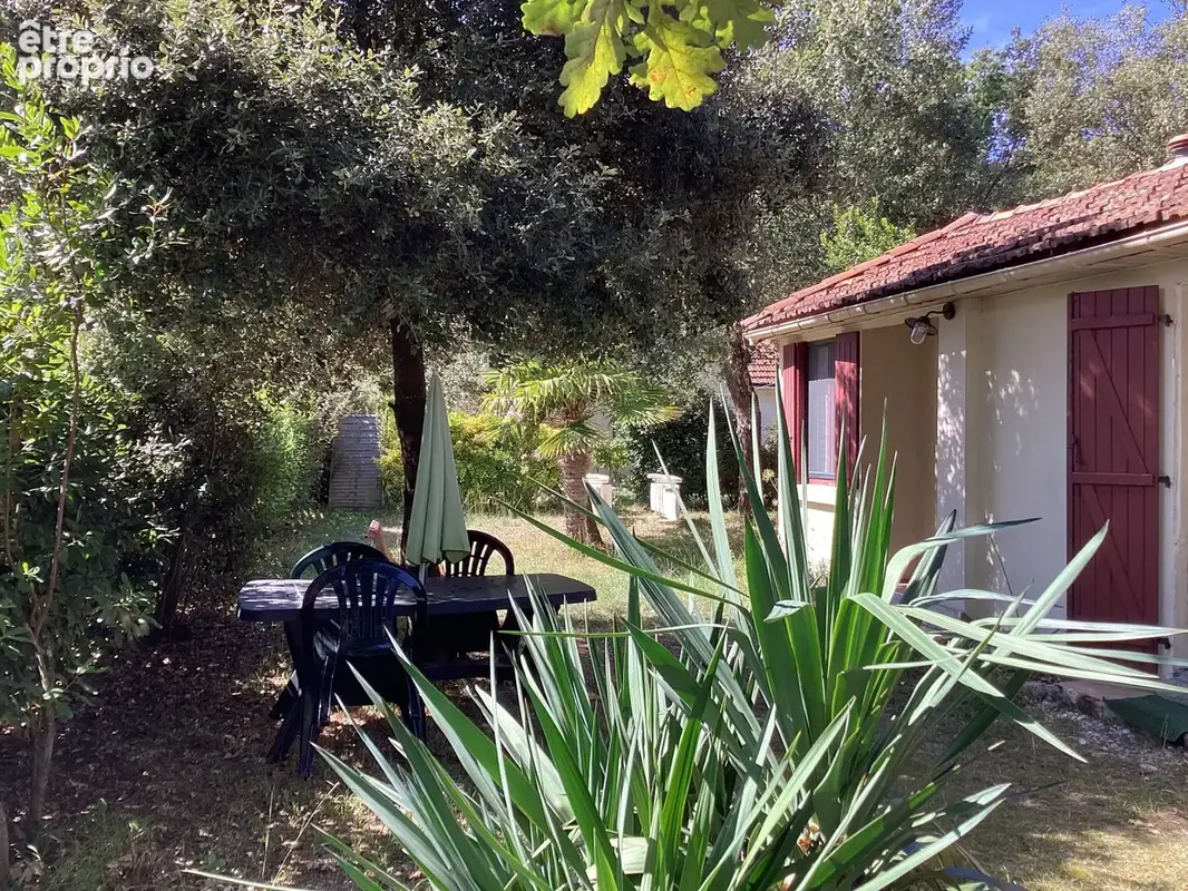 MAISON AVEC SON COIN DEJEUNER EXTERIEUR