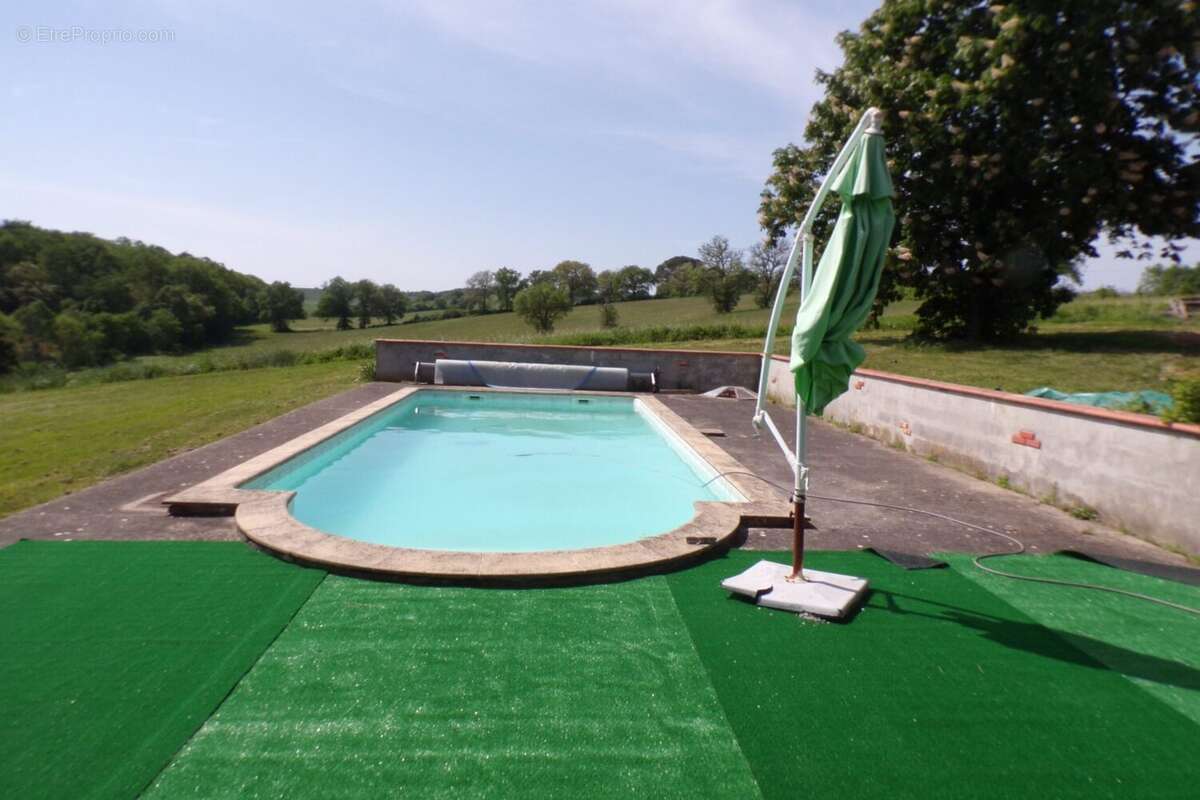 Piscine face à la nature. - Maison à RIGUEPEU