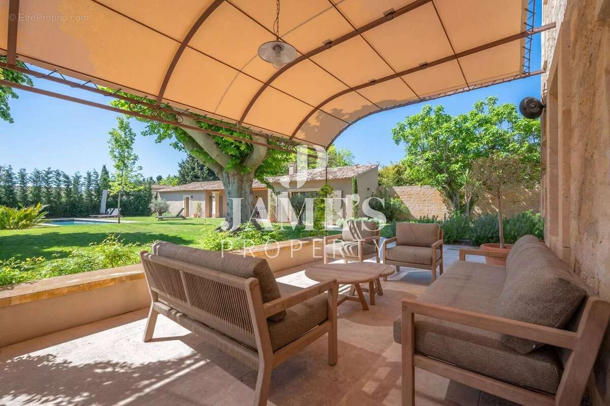 Maison 300 m² à Paradou  - photo 5
