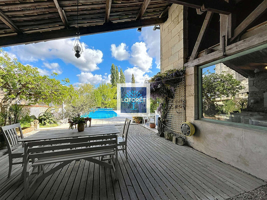 Maison à BUSSAC-FORET