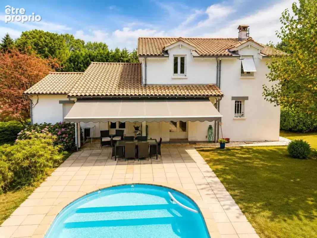 Découvrez votre havre de paix aux portes de Bordeaux ! Cette magnifique maison à Sadirac, nichée au cœur d'un parc arboré, vous  - photo 8