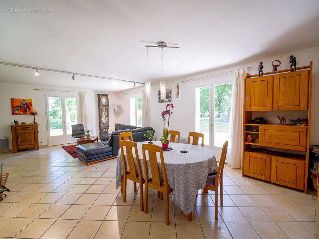 Maison familiale avec piscine et dépendances - photo 3