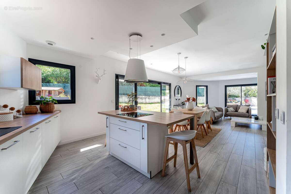 Maison à GREZIEU-LA-VARENNE