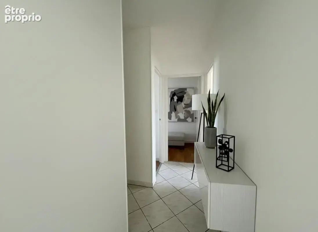 T3 entièrement rénové avec balcon, cave et parking - photo 3