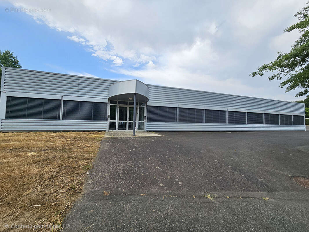 A vendre - local d'activités  - 1 200 m² sur un terrain de 4 413 m²  - emplacement stratégique - photo 2