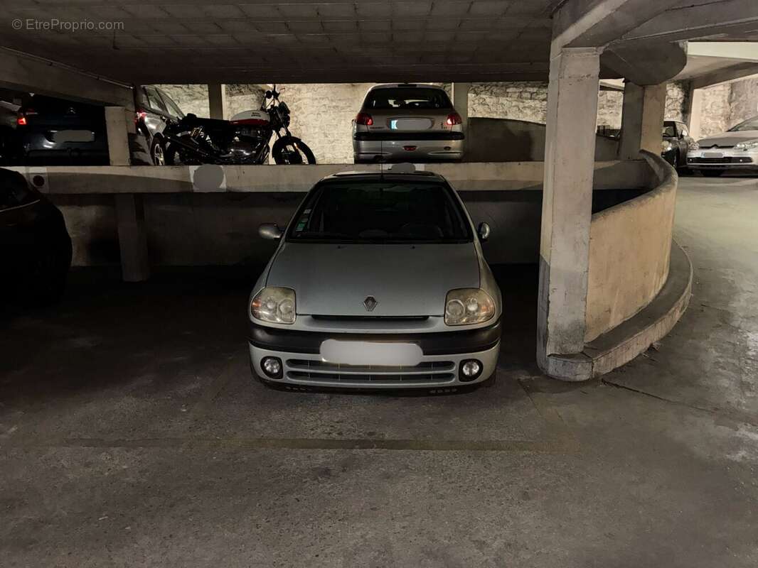 Parking à PARIS-11E