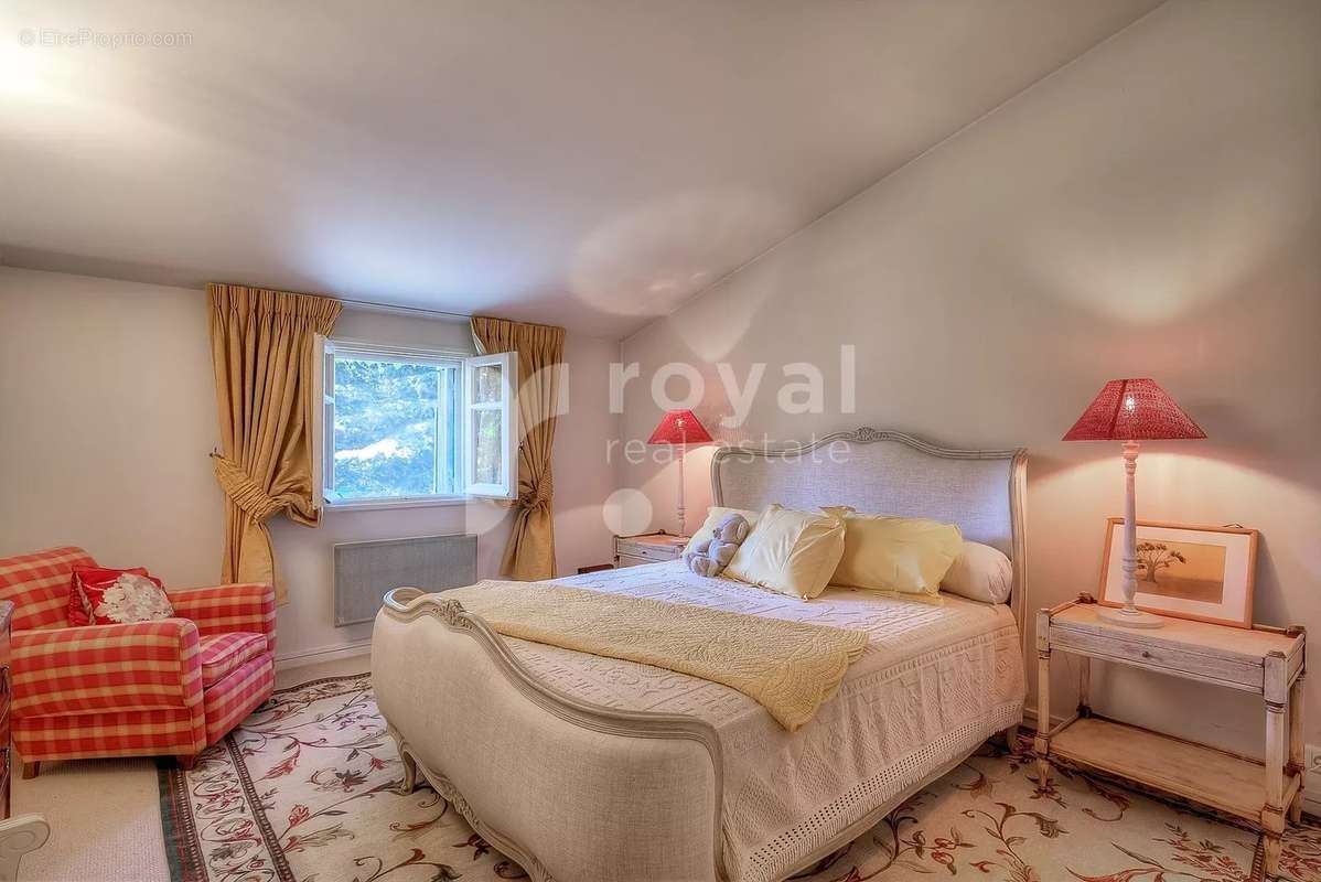 Maison à CHATEAUNEUF-GRASSE