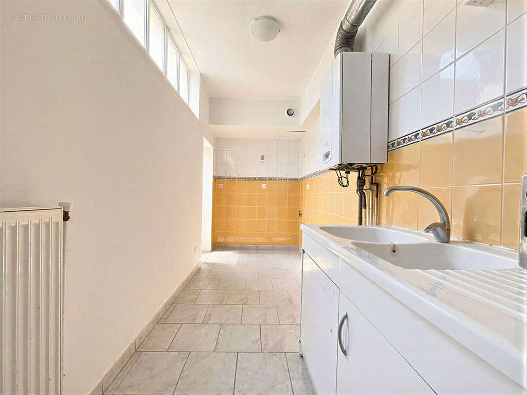 Immeuble avec 2 appartements et combles à Moutiers - 125 000 - photo 6