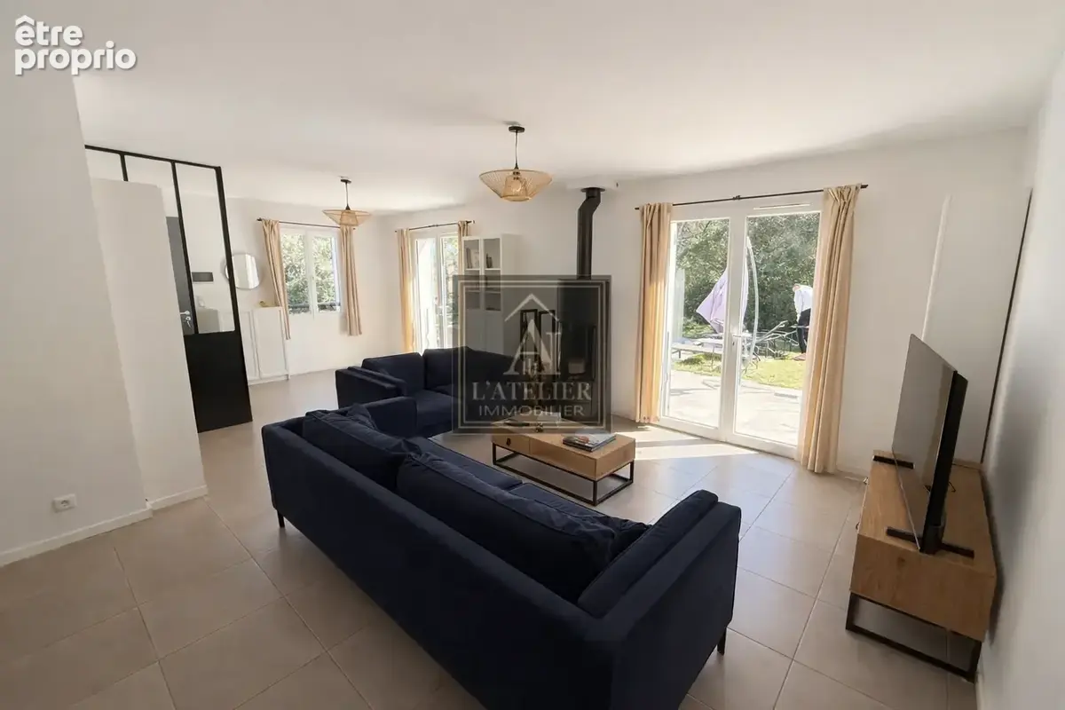 Maison récente avec 5 chambres, piscine et garage - photo 16