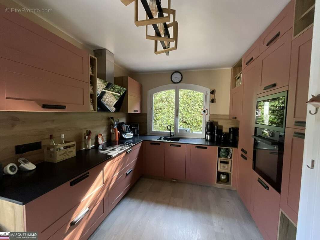 Découvrez cet ensemble immobilier composé de 2 villas indépendantes T6 de 179 m² et T3 de 59 m² en 4 faces sur 828 m² de terrain - photo 6