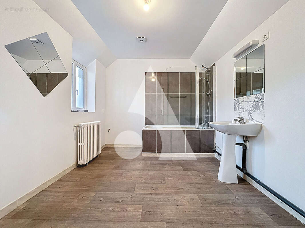 Maison à QUIEVRECHAIN