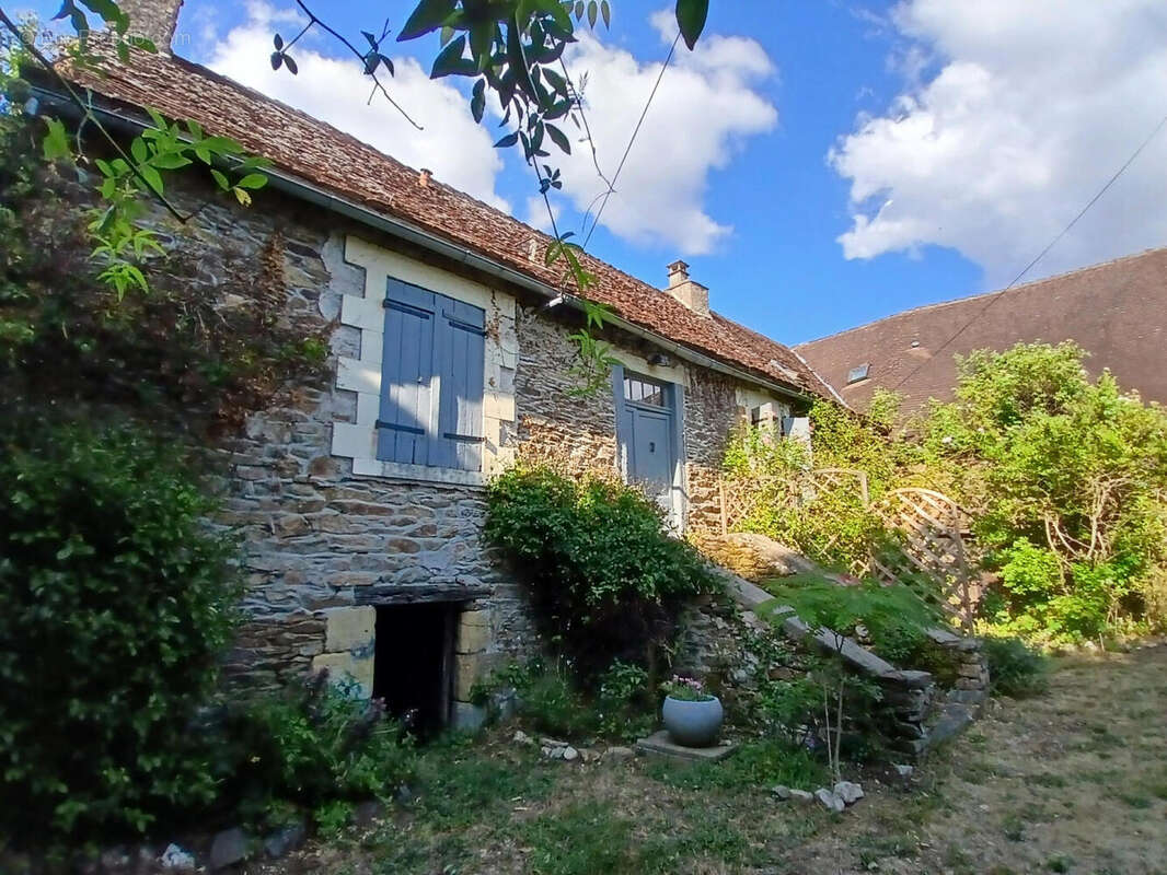 Superbe grange aménagée attenante à une maison en pierre d'origine, avec piscine et vue imprenable. - photo 11