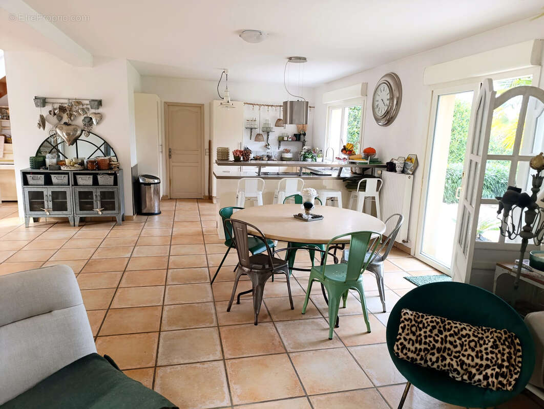 Maison à LINAS