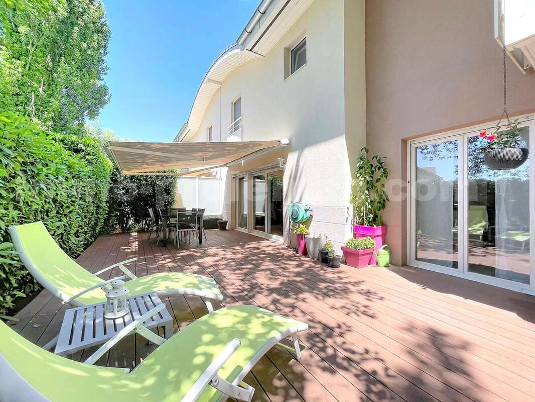 Maison_Annemasse_grand_espace_proche_ecole_genève_frontière_suisse_ceva_bus_commerces_lumineux_calme_sejour_salle_a_manger_dégagement_cuisine_terrasse_extérieur_ - Maison à ANNEMASSE