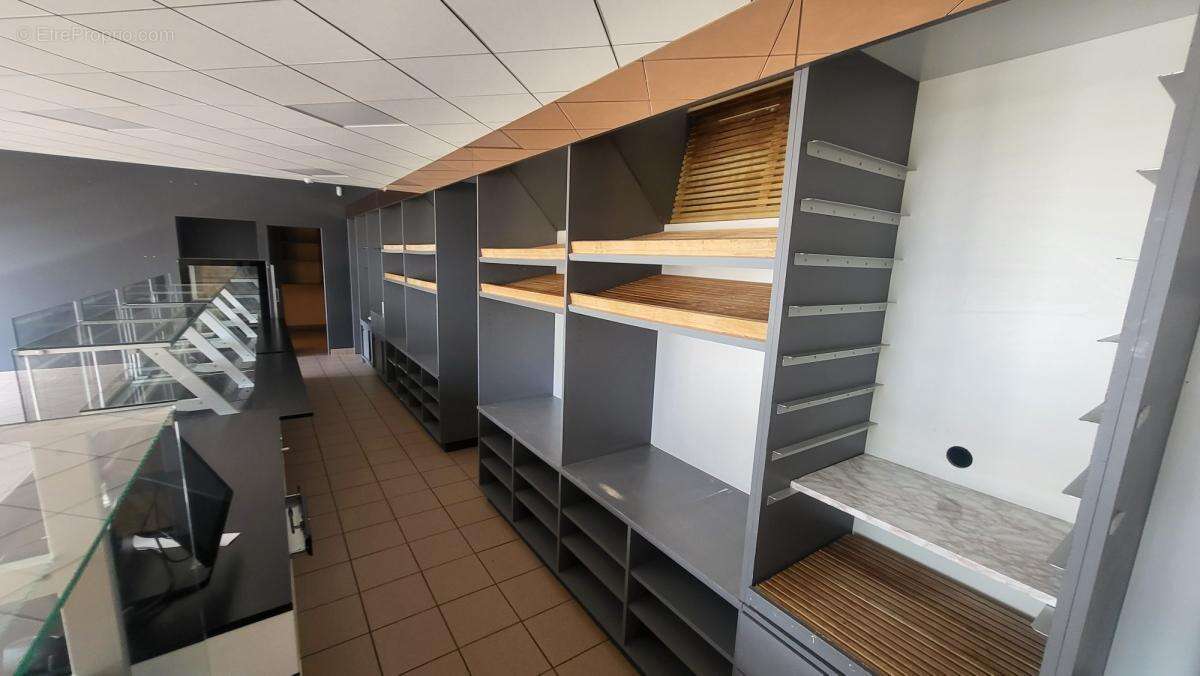 Commerce à VELAINE-EN-HAYE