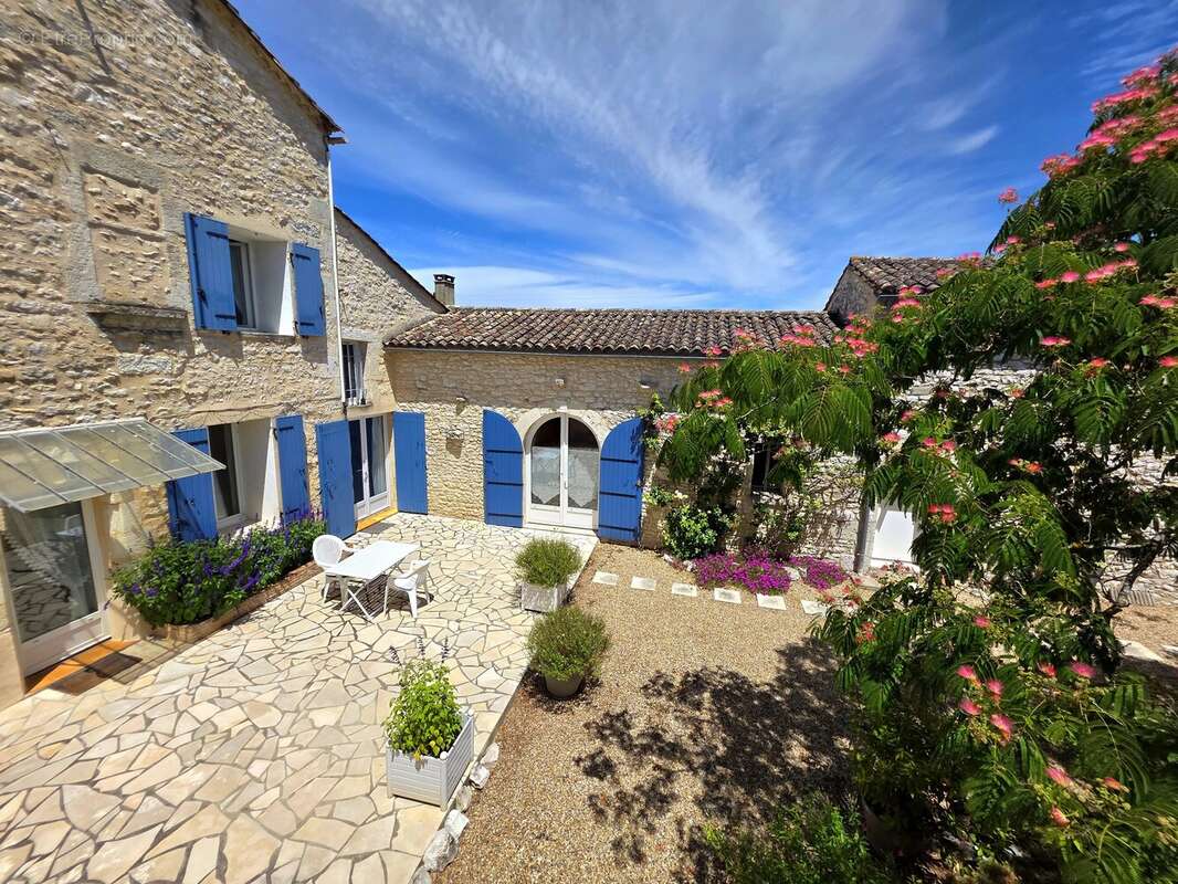 Jolie propriété en pierre avec plusieurs terrasses et vues imprenables. - photo 1