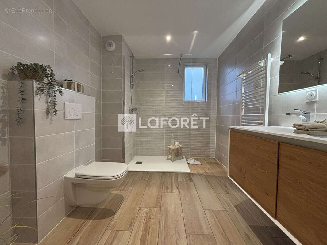 Appartement à SAINT-LAURENT-DU-VAR