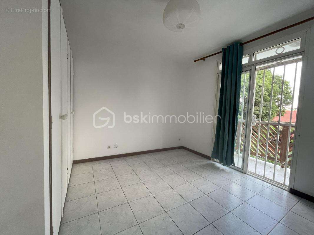 97300 – cayenne centre-ville – immeuble mixte 510 m² – 5 logements loués – locaux professionnels – ascenseur privatif – 4 statio - photo 13