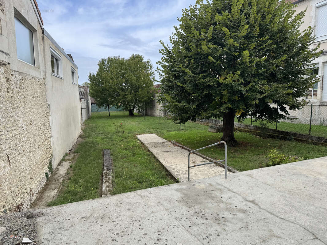 Maison à BARBEZIEUX-SAINT-HILAIRE