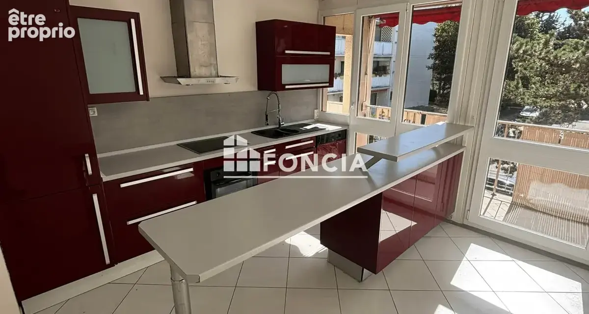 3 pièces au premier étage sans ascenseur avec grand balcon filant, parking extérieur et cave, dans résidence arborée, sécurisée - photo 2