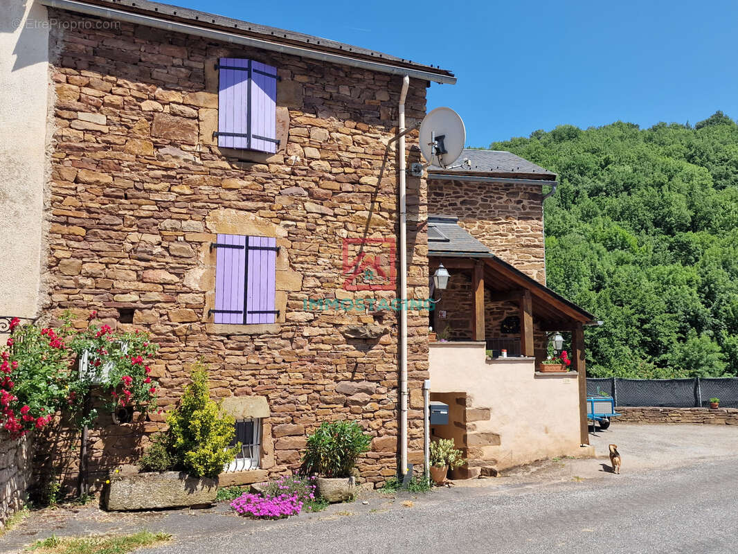 Maison à LAVAL-ROQUECEZIERE