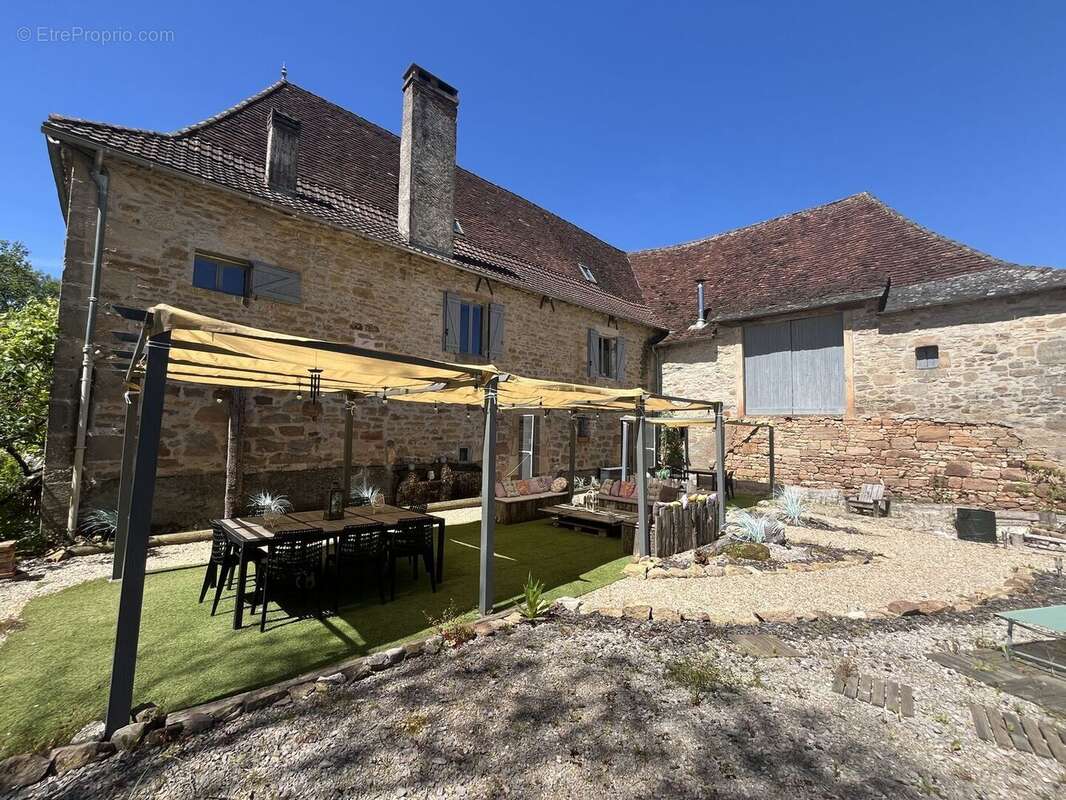 Terrasse - Maison à LACAPELLE-MARIVAL