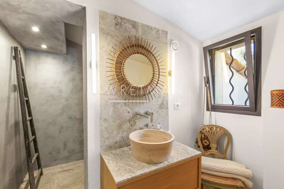 Maison à CHATEAUNEUF-GRASSE