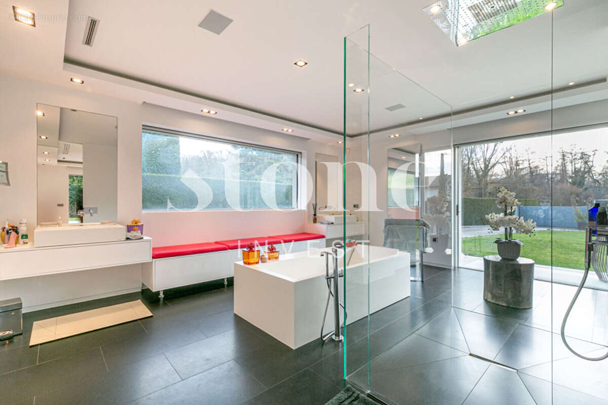 Villa de prestige, avec piscine, implanté sur un terrain de 2521 m² - photo 6