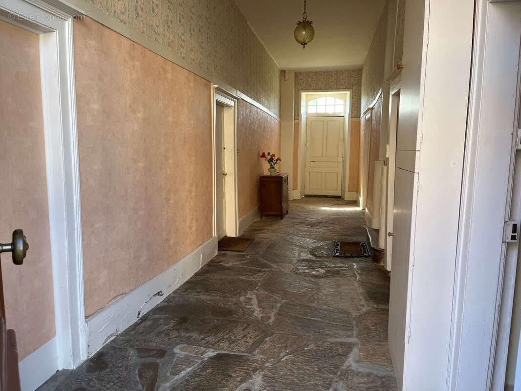 Coussac Bonneval, immeuble de 5 appartements, dépendances et terrain - photo 7