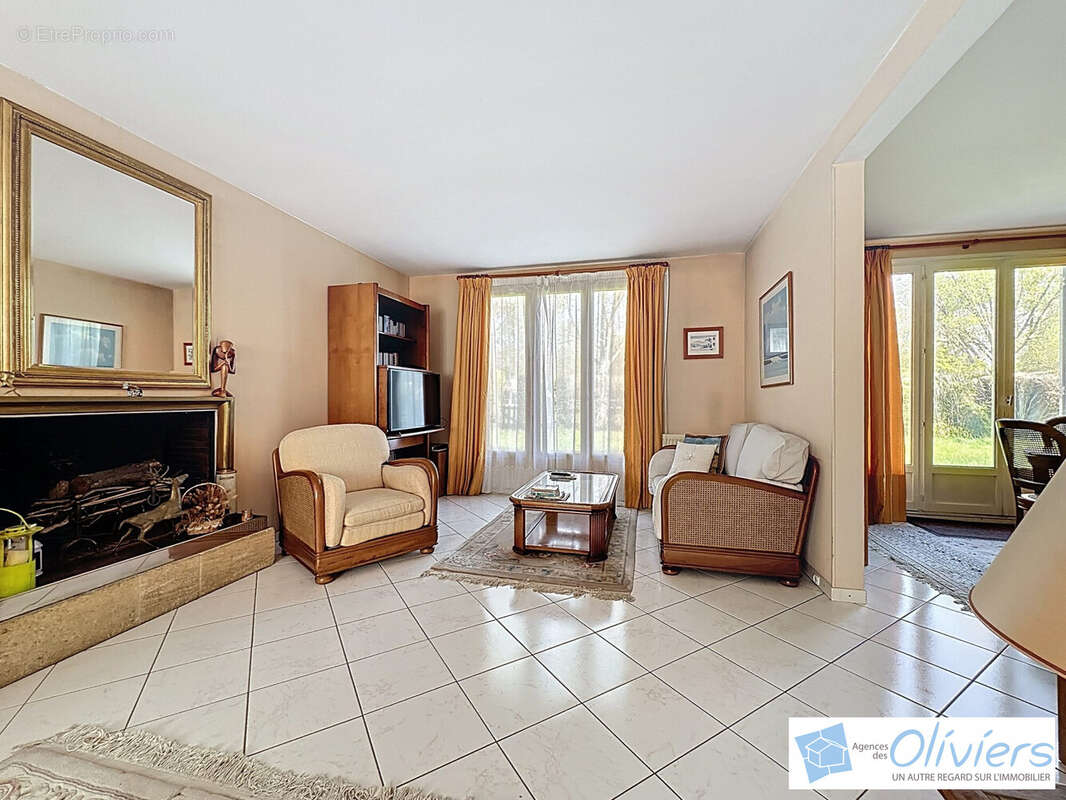 Maison à VOISINS-LE-BRETONNEUX