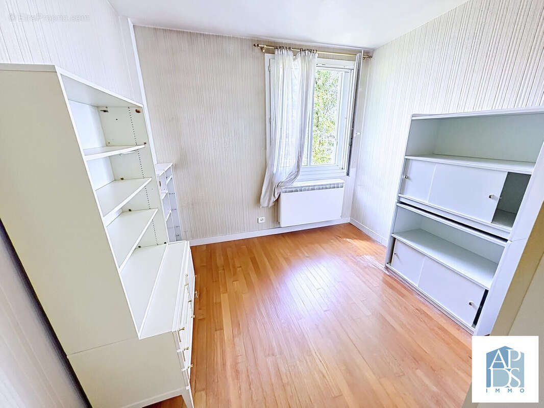 Chambre 1 - Appartement à NOISY-LE-GRAND