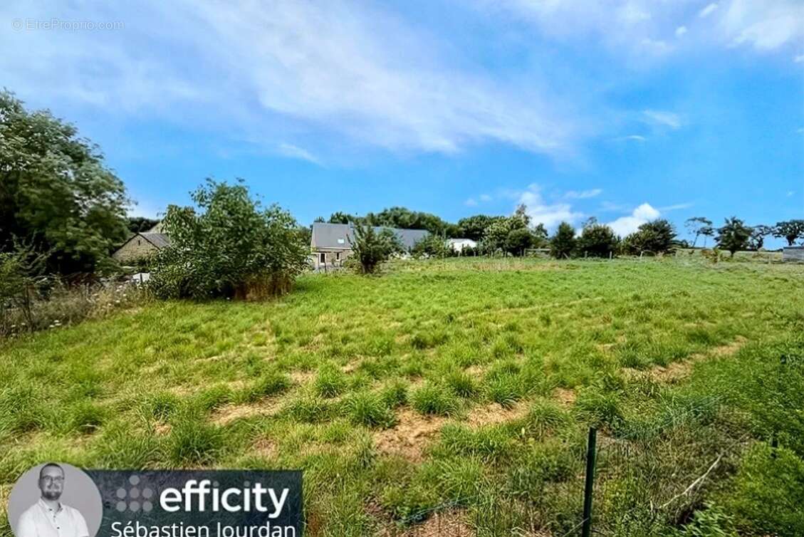 Terrain à SERVON