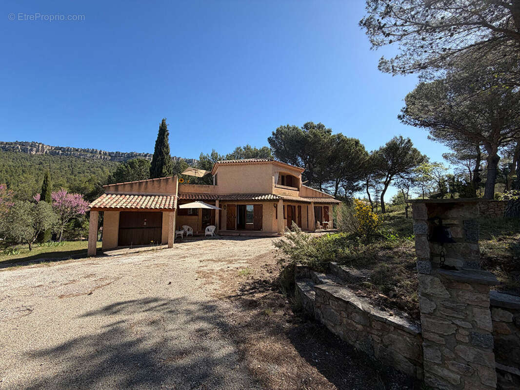 Maison à CHATEAUNEUF-LE-ROUGE