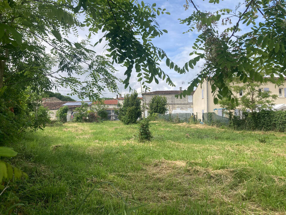 Terrain à SAINTES