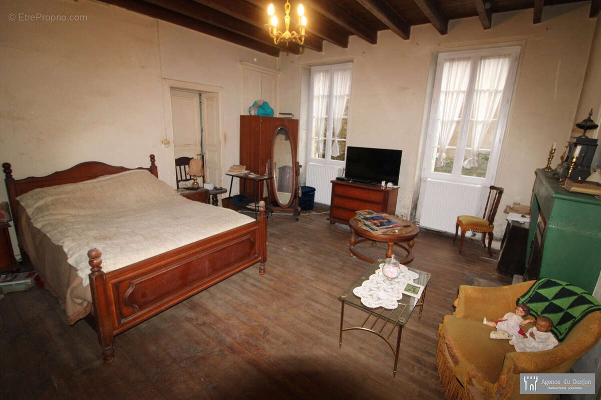 Maison à SAINT-GENIS-DE-SAINTONGE