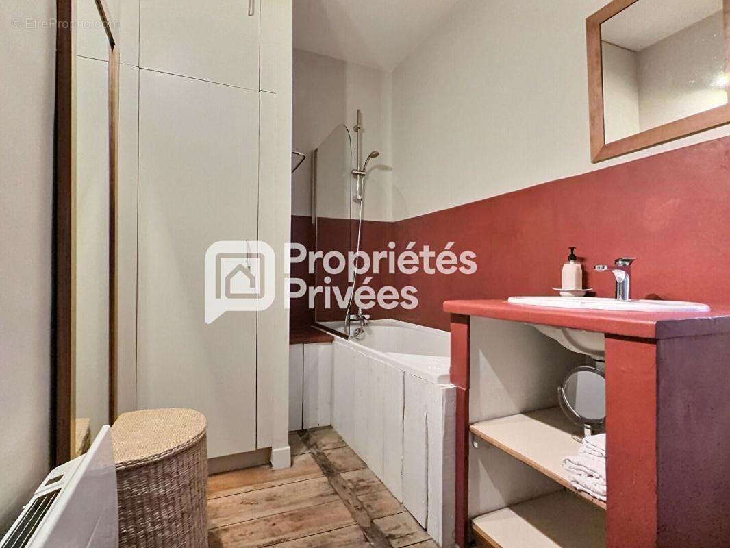 Superbe immeuble rénové d'env. 430m²  avec 7 appartements T2 meublés + 2 locaux commerciaux et caves en plein centre historique  - photo 4