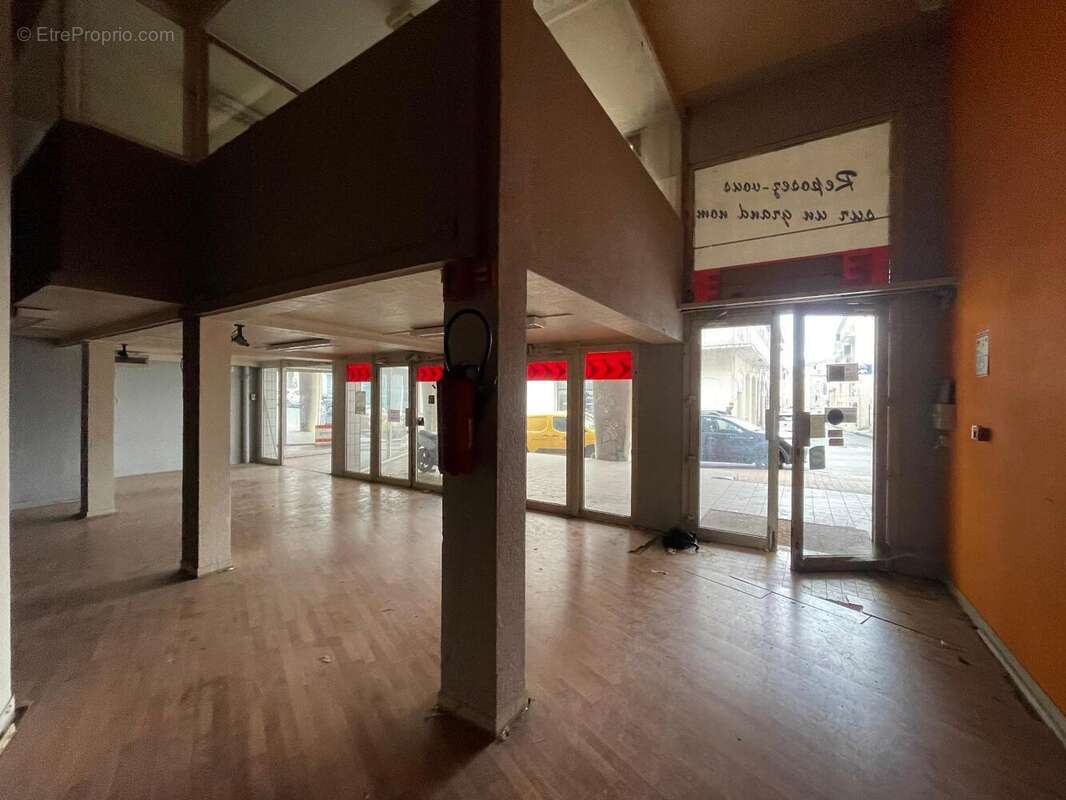 Commerce 700 m² à Aubenas  - photo 2