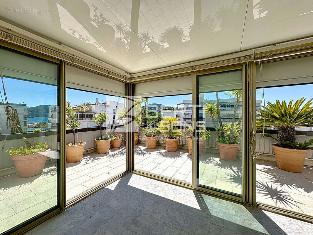 Exclusivité - mandelieu front de mer  - studio alcove transformable en 2 pieces - vue mer - garage et cave ! - photo 5
