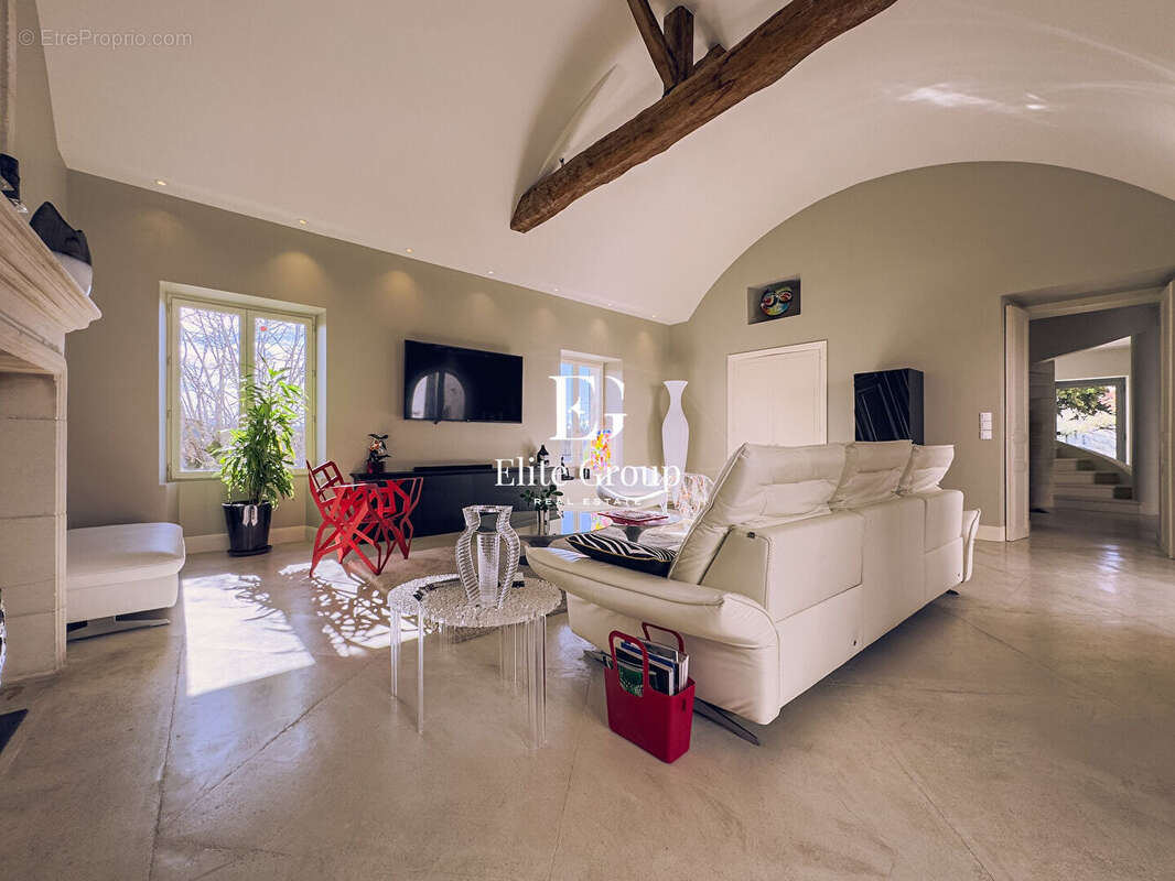 A vendre magnifique maison en bas du plateau d'angouleme - 7 pièces - 213 m2 - photo 4