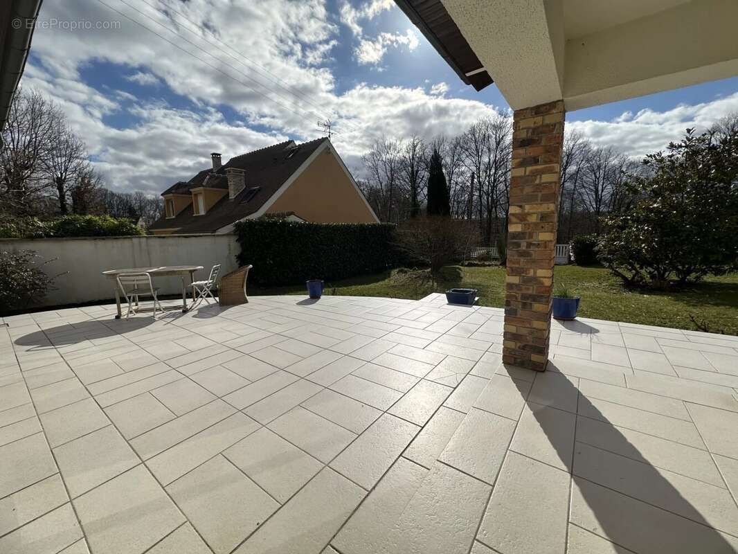 Maison à LE MESNIL-SAINT-DENIS