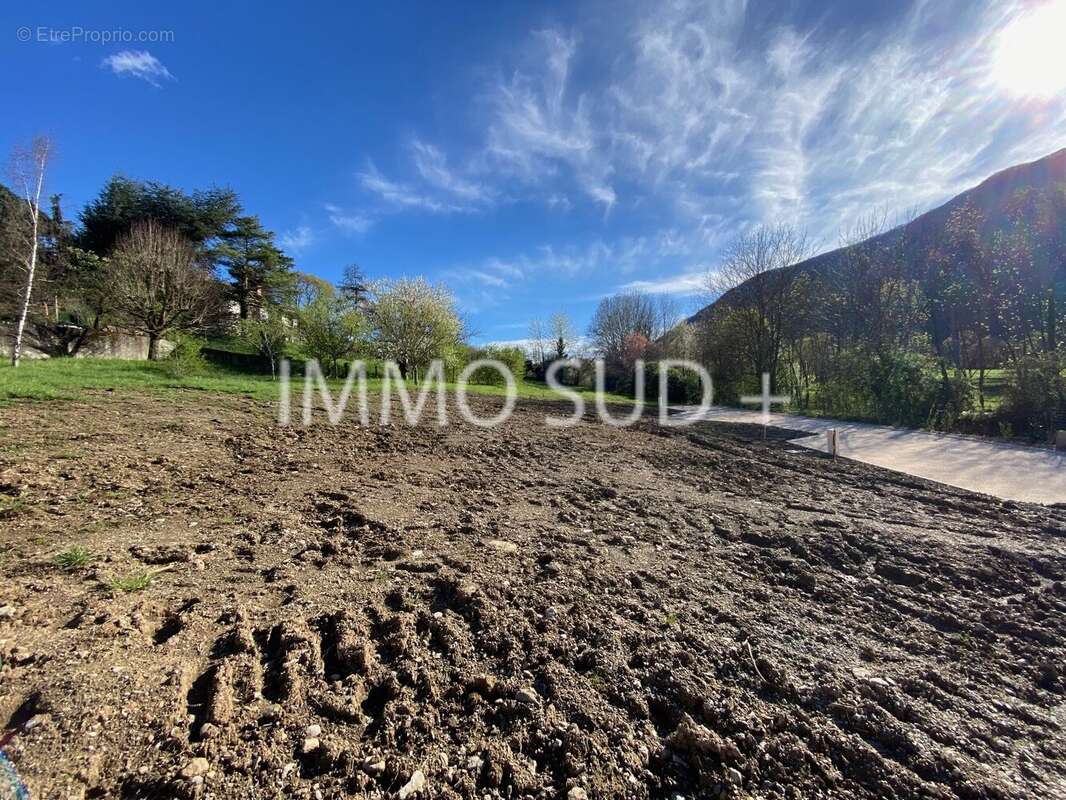 Terrain à SAINT-GEORGES-DE-COMMIERS