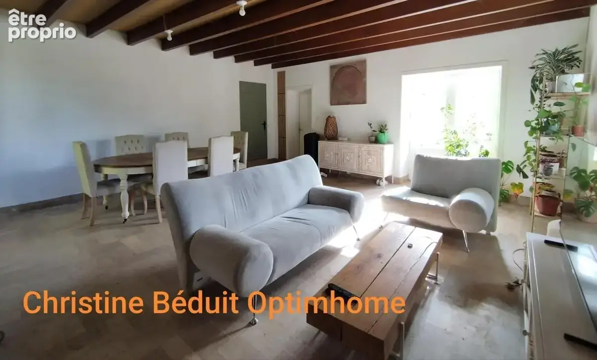 Chazelles, proche La Rochefoucauld. Maison de caractère de 223 m², 5 chambres, cour et grange - photo 4
