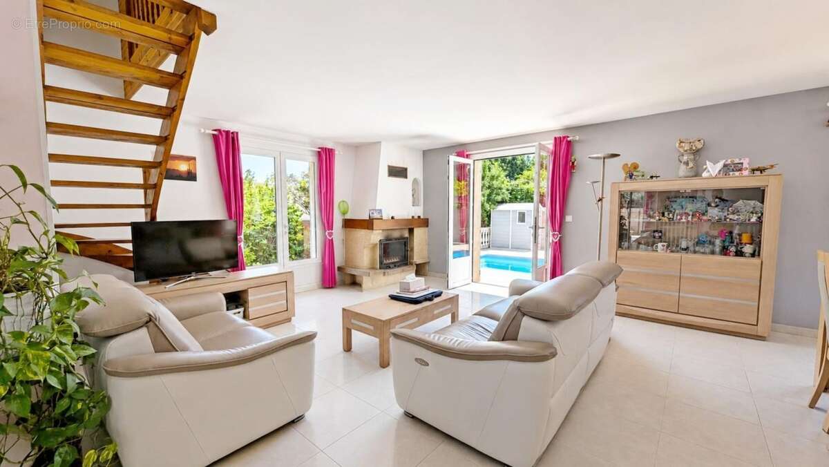 EYGUIÈRES (13)  Belle maison familiale de 165 m² avec piscine, 5 chambres, proche du centre village - photo 7