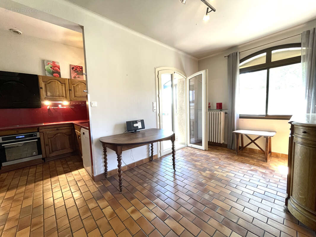 Maison spacieuse avec local commercial loué sur grande parcelle - photo 5