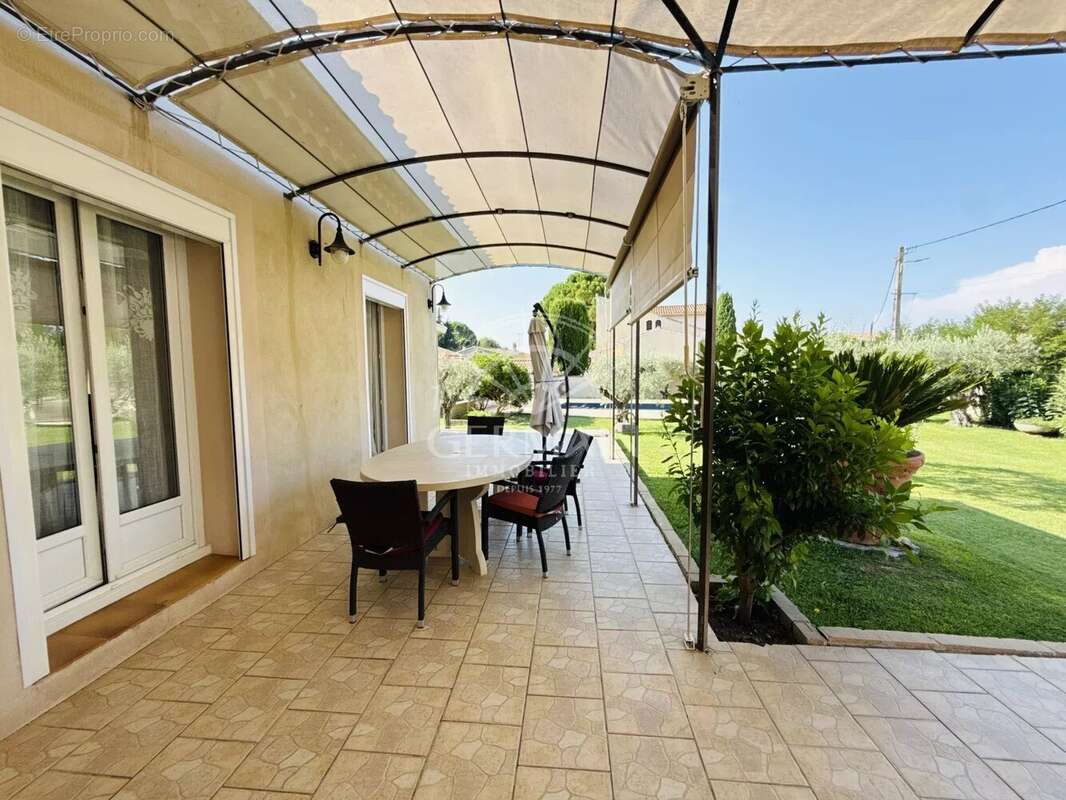 L'Isle-sur-la-Sorgue, à vendre en EXCLUSIVITÉ, maison de plain-pied avec piscine et garage sur 1000 m² de terrain. - photo 2