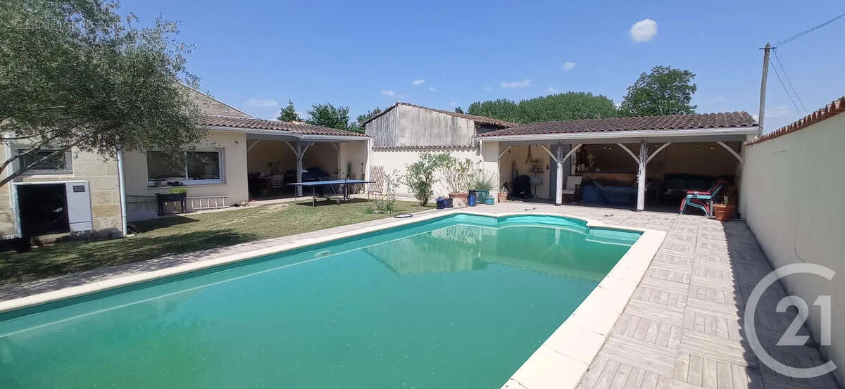 Maison à SAINT-MEDARD-DE-GUIZIERES