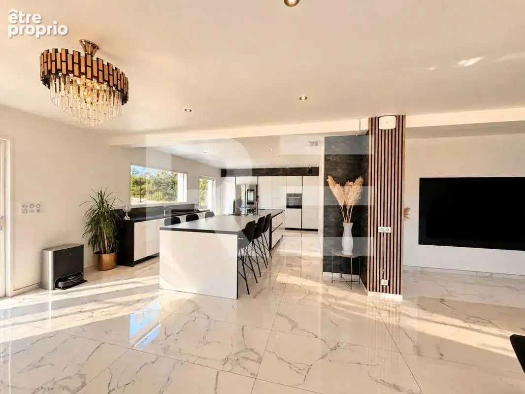 Maison 245 m² avec piscine – 7 chambres – Grand garage de 115 m² - photo 4
