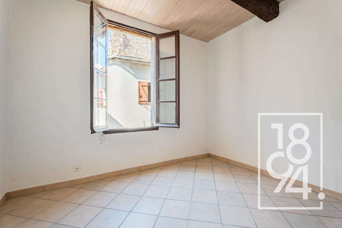 Appartement à CEYRESTE