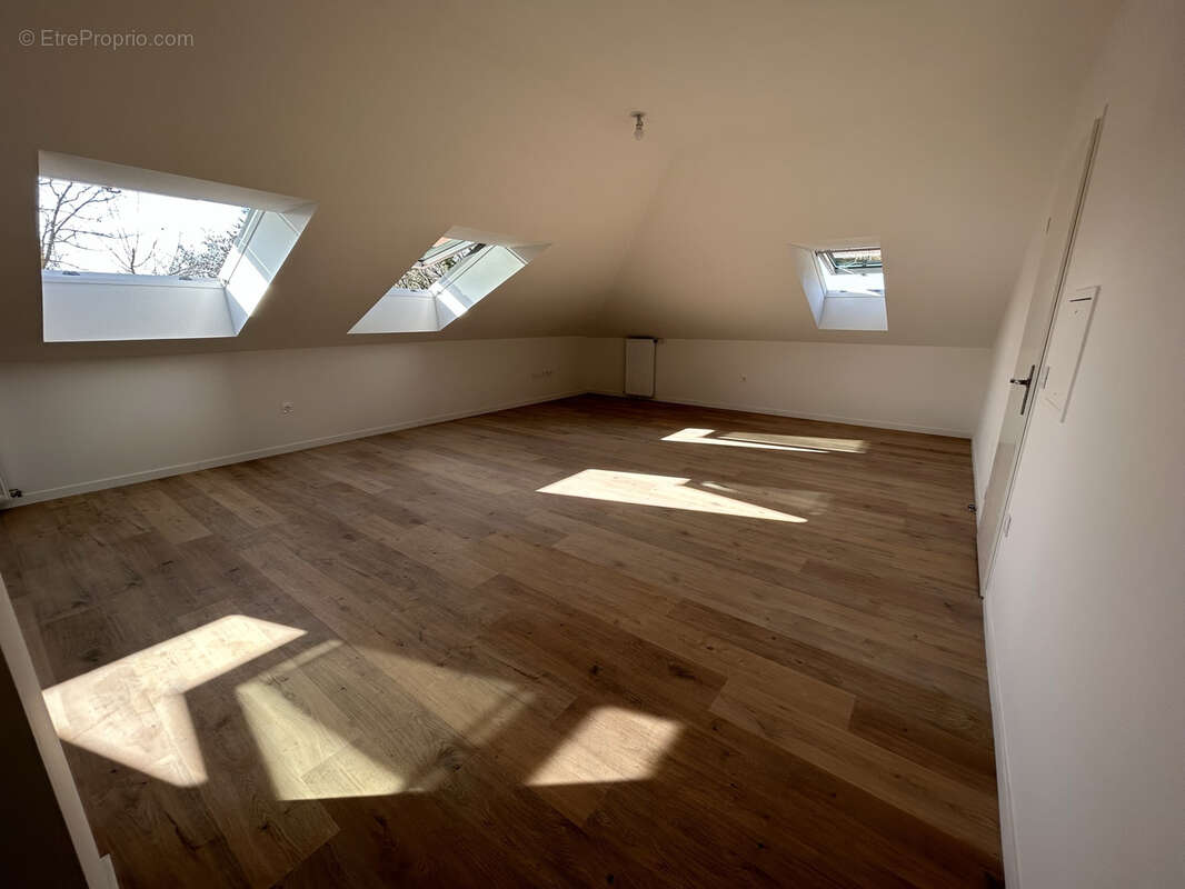 Appartement à VAUJOURS